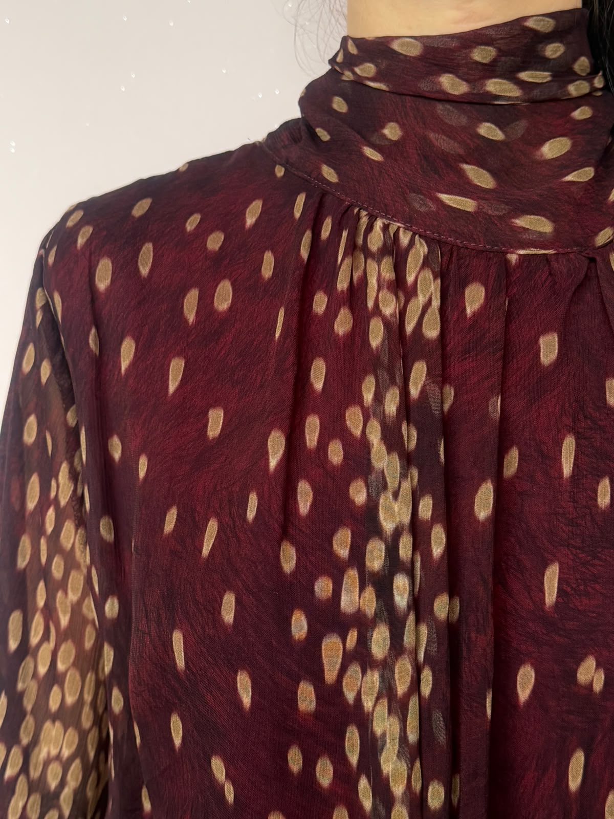 Abito Corto in Chiffon Bordeaux e Beige con Collo Alto