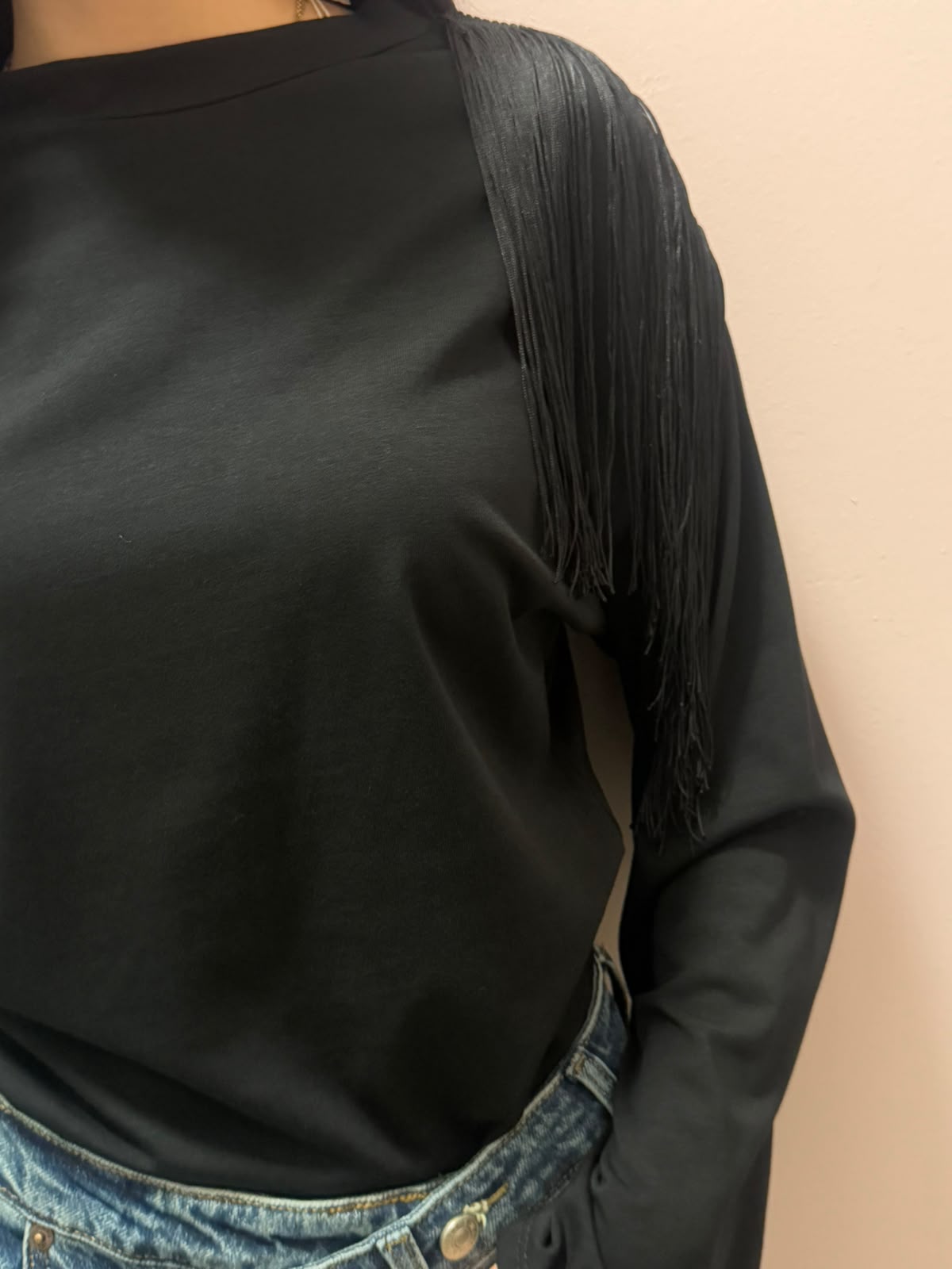 Maglia Nera con Frange sulle Spalle
