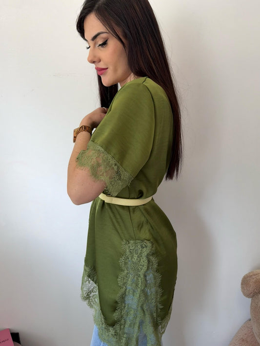 Blusa Satin Oliva con Pizzo