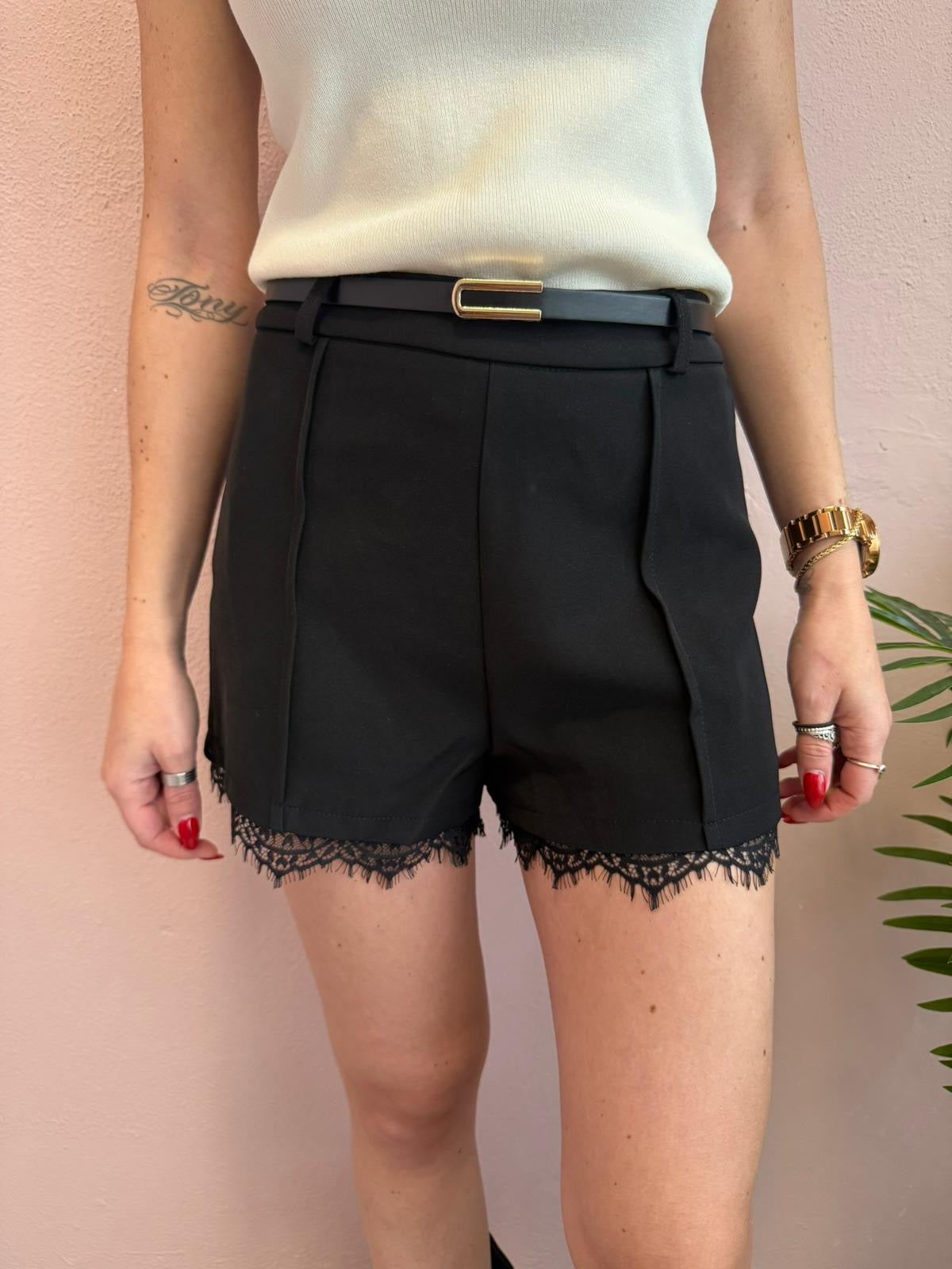Shorts Neri con Orlo in Pizzo