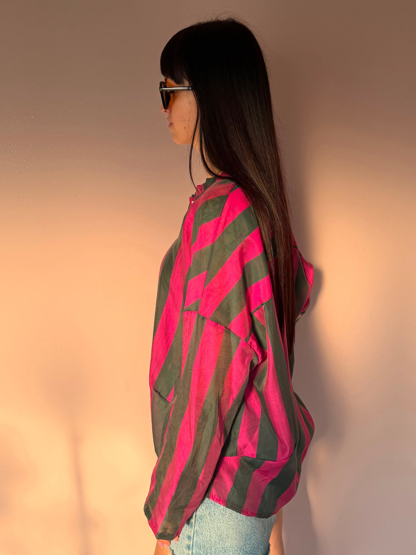 Camicia a Righe Fucsia e Antracite con Collo alla Coreana