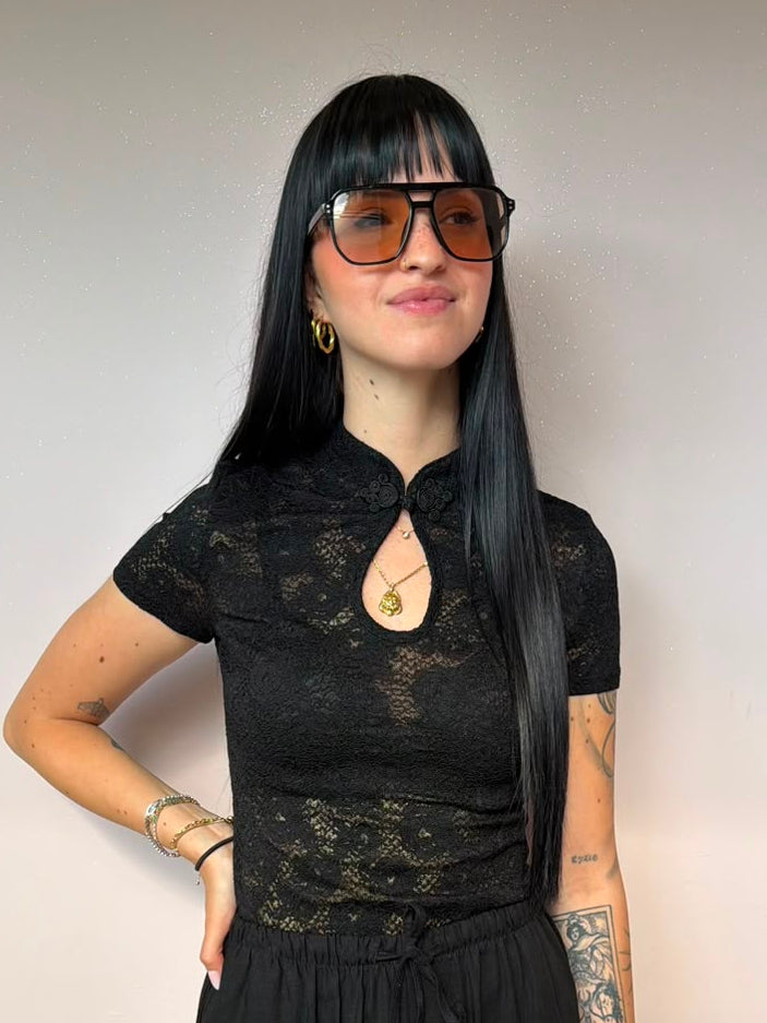 Maglia in Pizzo con Colletto alla Coreana – Nera