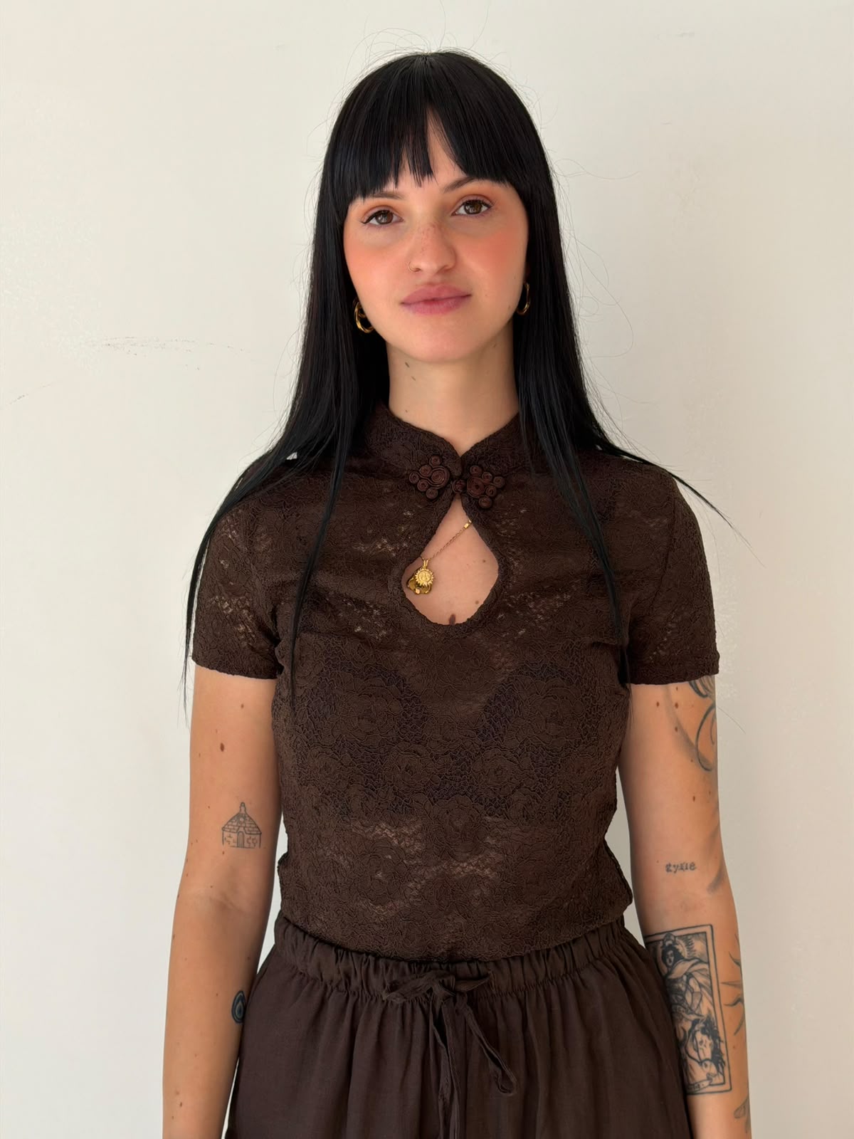 Maglia in Pizzo con Colletto alla Coreana – Marrone