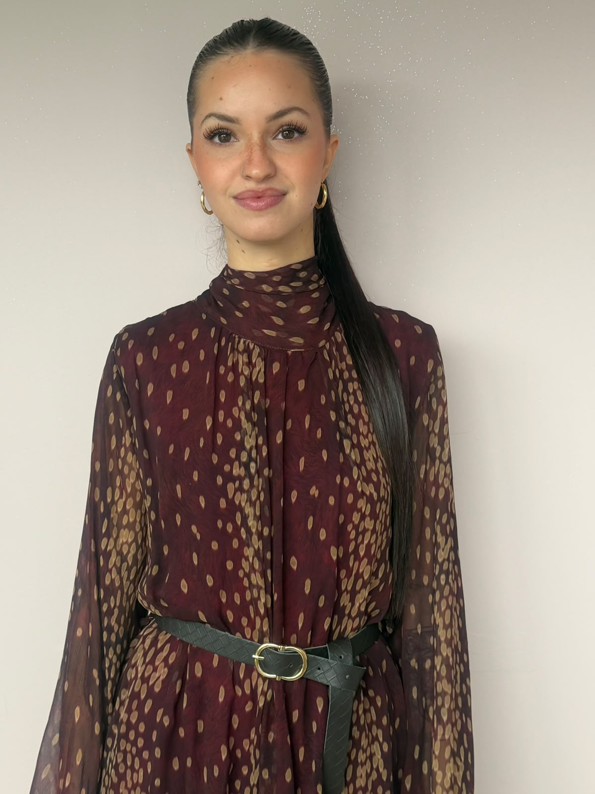 Abito Corto in Chiffon Bordeaux e Beige con Collo Alto