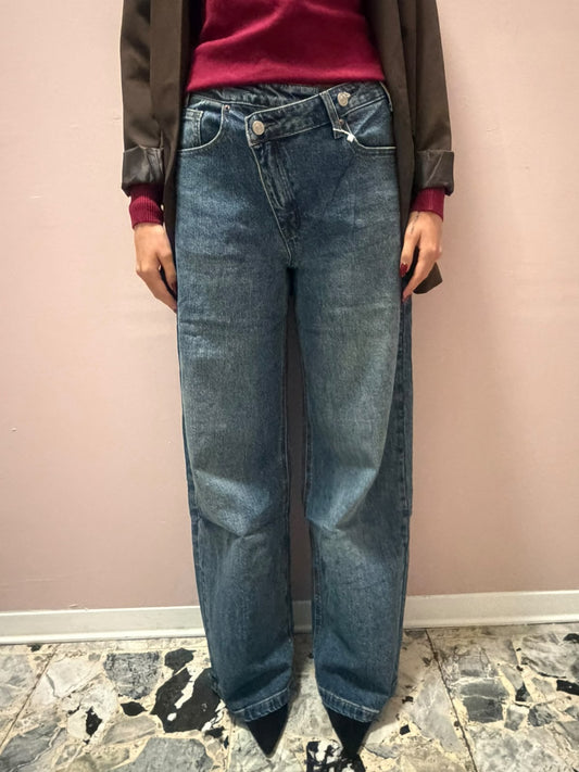 Wide leg con abbottonatura asimmetrica
