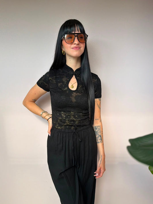 Maglia in Pizzo con Colletto alla Coreana – Nera